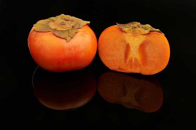 Fuyu_persimmon_fruits,_one_cut_open02